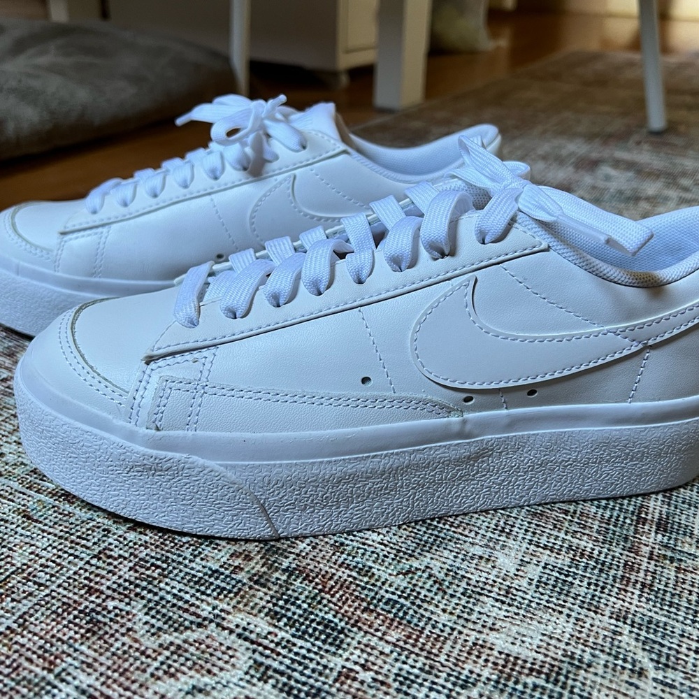 Women’s Nike Blazer low platform sneaker white/white size 6 like new